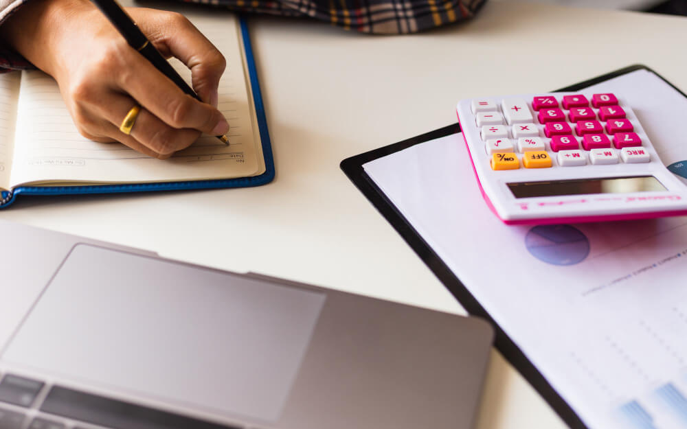 Erreur de l'employeur sur la cotisation mutuelle : quels sont vos droits ? 5 Gros plan sur une ligne "Cotisation Mutuelle" sur une fiche de paie, avec une calculatrice à côté.