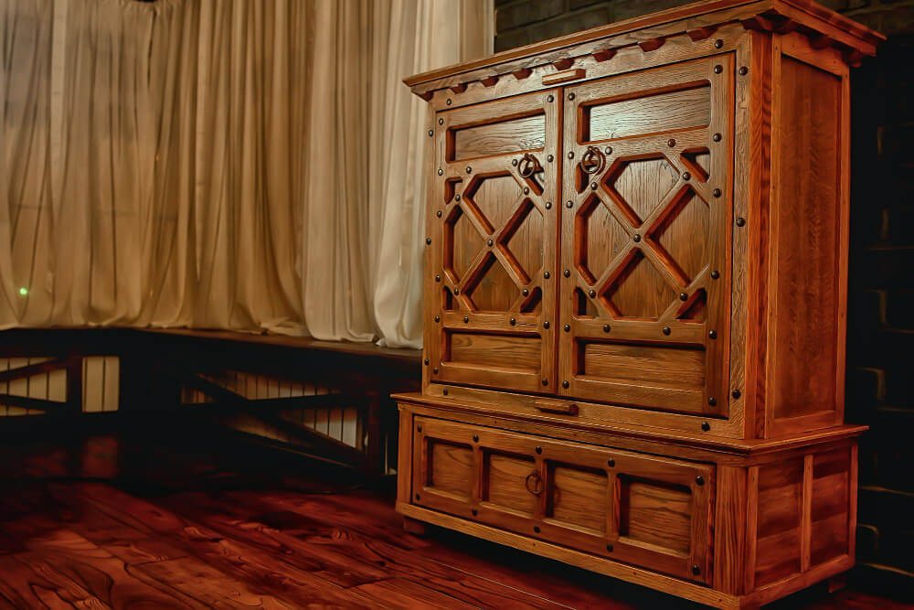 Vieille armoire en bois (type Henri II) dans un coin, l'air démodée.