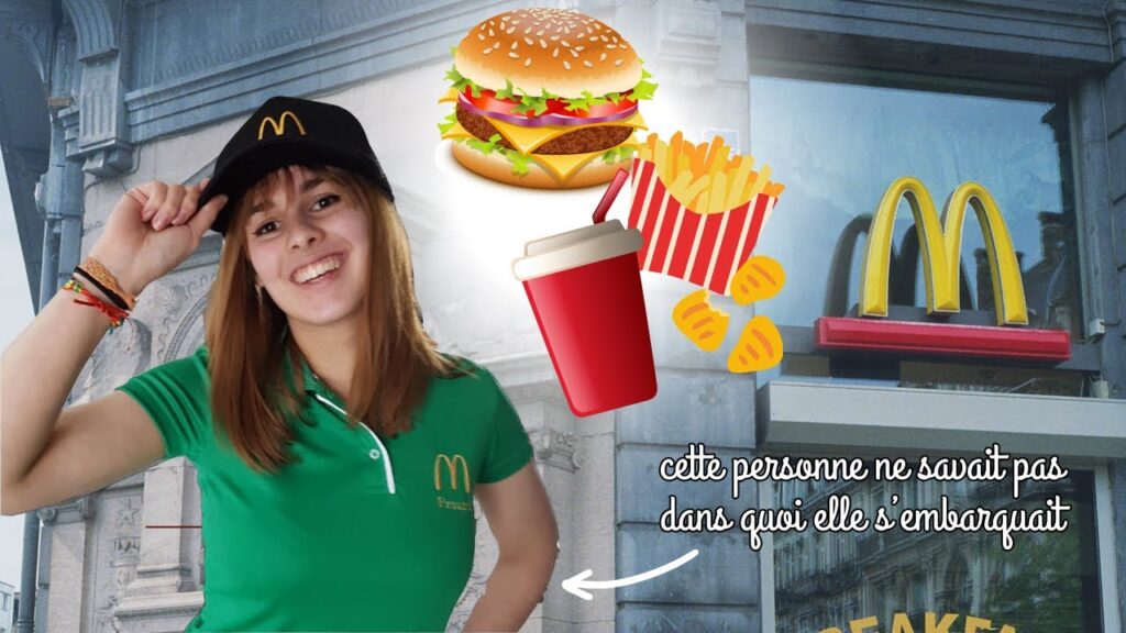 Jeune équipier de McDonald's souriant