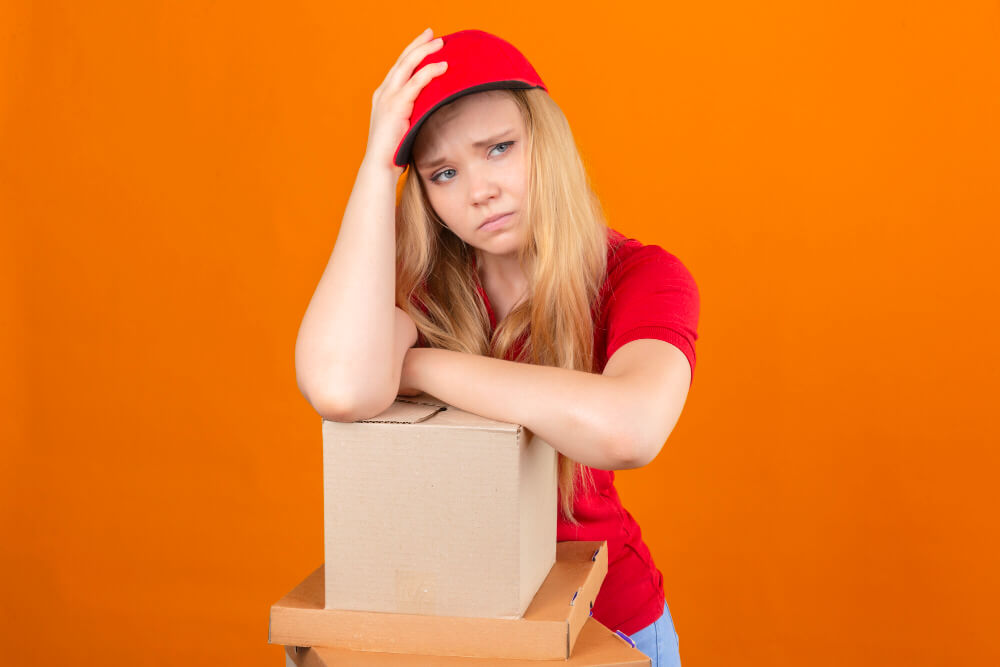 Colis Vinted en attente sur l'étagère d'un point relais, non récupéré par l'acheteur.