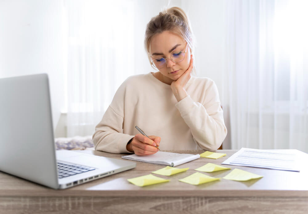 Salarié regardant son calendrier avec inquiétude car il travaille depuis deux semaines sans avoir signé de contrat.