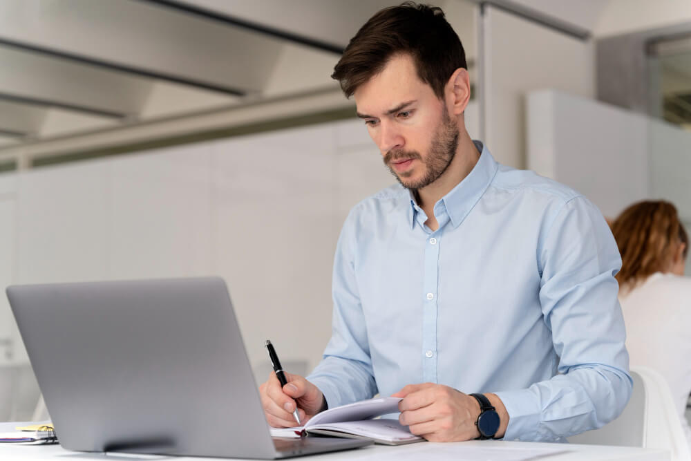 Candidat lisant une proposition d'embauche sur son ordinateur portable et s'apprêtant à y répondre.
