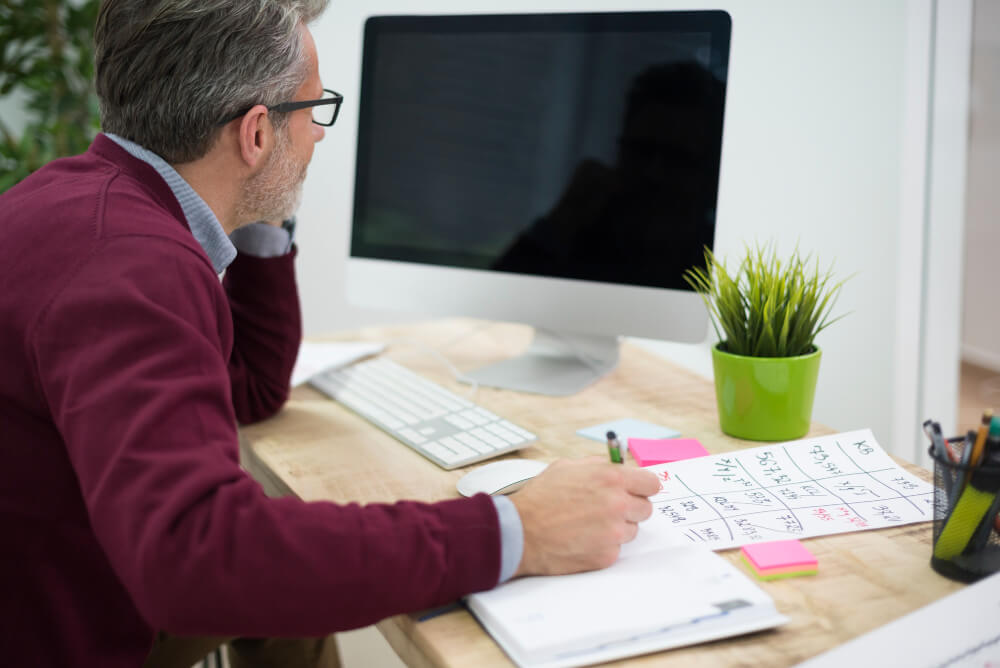 Auto-entrepreneur devant son écran d'actualisation France Travail hésitant sur la case "nombre d'heures travaillées"