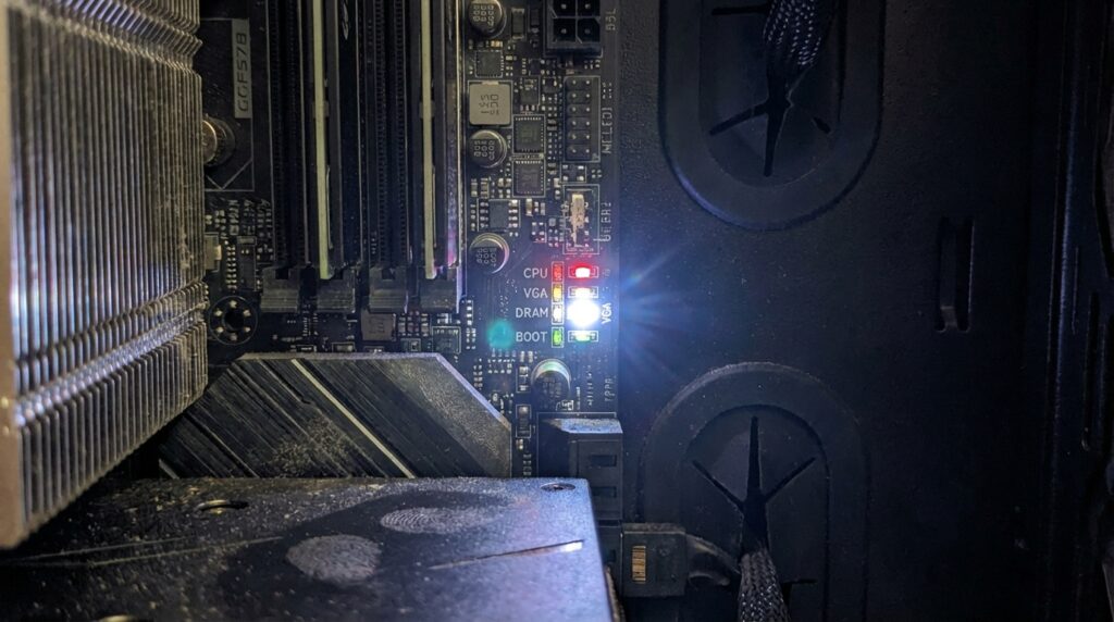 Gros plan sur les indicateurs Q-LED d'une carte mère allumée, montrant la lumière blanche "VGA" activée, signalant un problème graphique