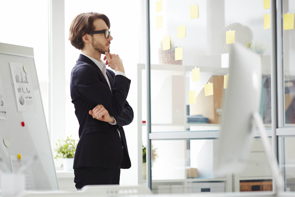 Un entrepreneur concentré préparant son business plan pour assurer la réussite de sa création d'entreprise.