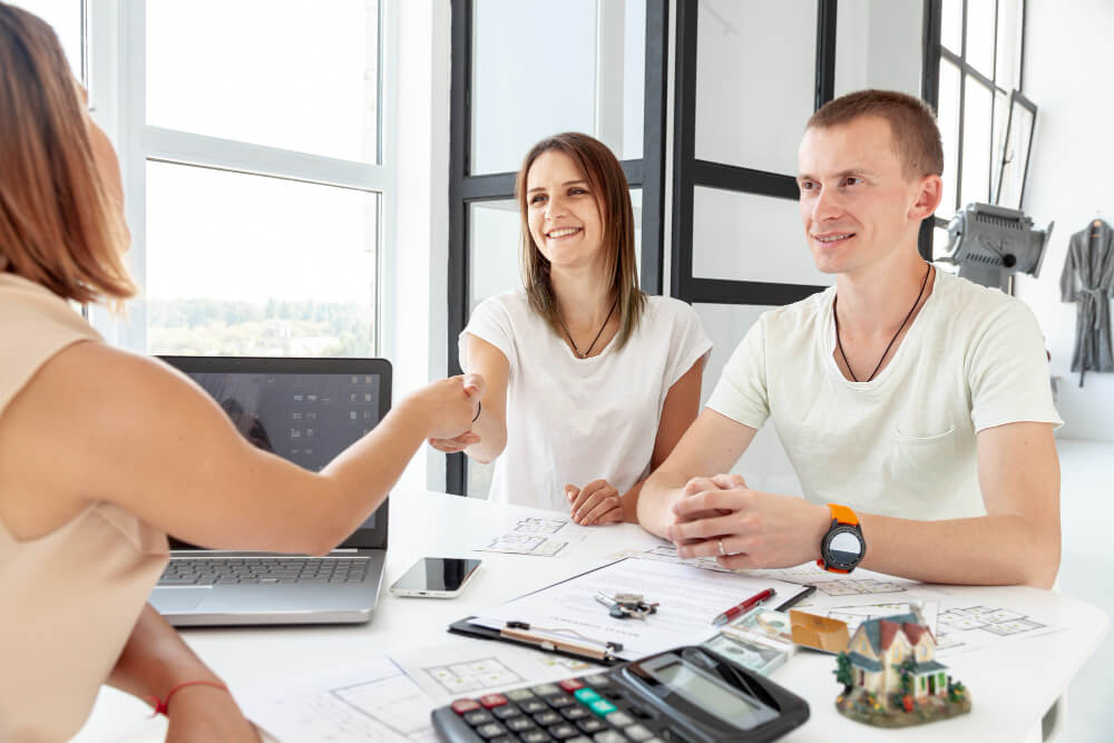 Signature d'une offre de prêt immobilier avec un taux d'intérêt avantageux négocié par un expert financier.