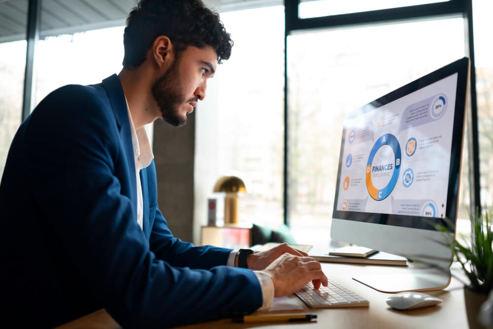 Un dirigeant de PME analysant ses flux de trésorerie sur un tableau de bord numérique moderne.