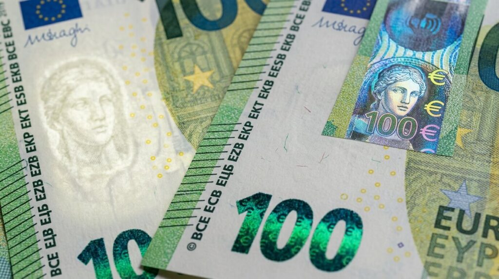 Gros plan sur les signes de sécurité d'un billet de 100 euros de la série Europe.