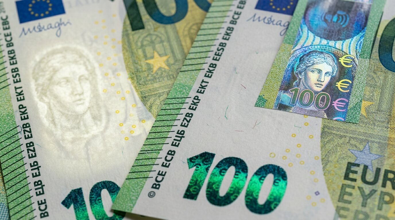 Gros plan sur les signes de sécurité d'un billet de 100 euros de la série Europe.