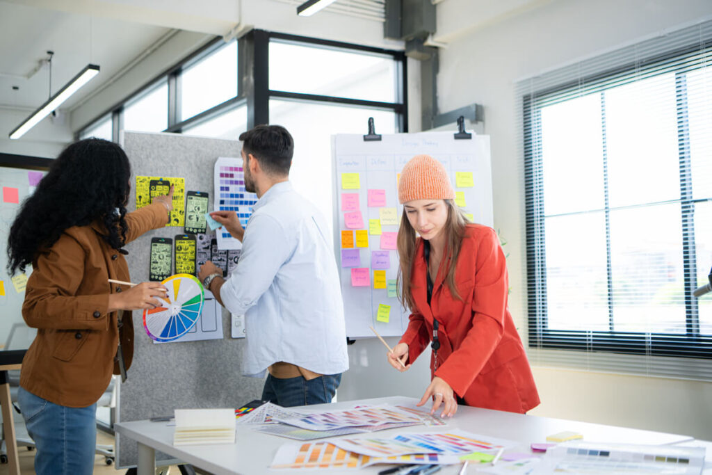 Équipe de designers utilisant la méthode du Design Thinking pour concevoir une invention.