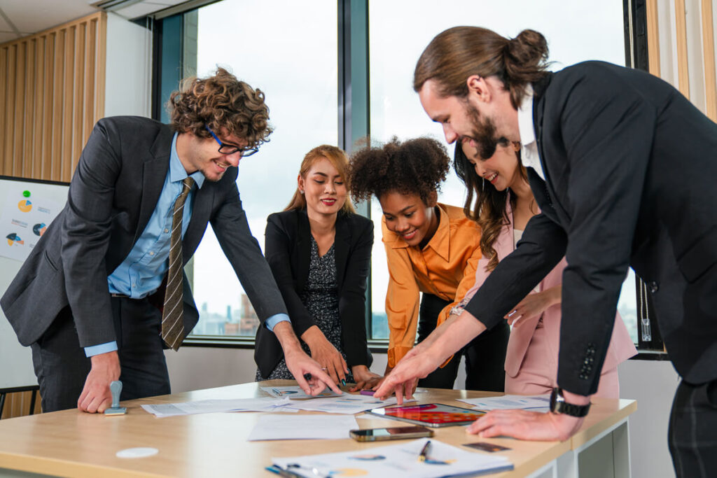 Les 5 soft skills indispensables à développer via une formation en management moderne 4 Une équipe collaborant efficacement autour d'un projet grâce à un management moderne et participatif.