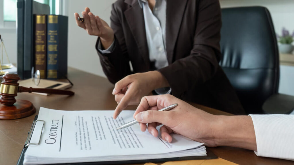 Que faire si mon travail ne correspond pas à ma qualification ? 3 Avocat en droit social pointant une clause de qualification conventionnelle sur un contrat de travail
