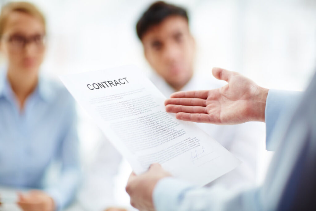 Salarié scrutant attentivement les clauses de son contrat de travail, perplexe face à l'absence de mentions horaires