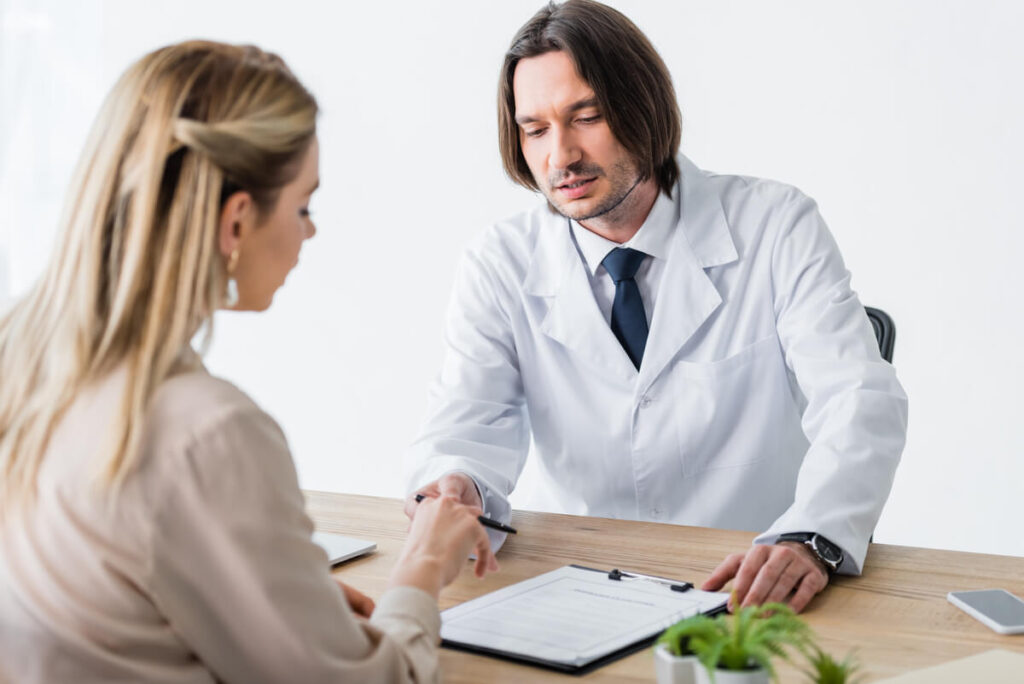 Salarié en entretien avec le médecin du travail pour évaluer son inaptitude au poste