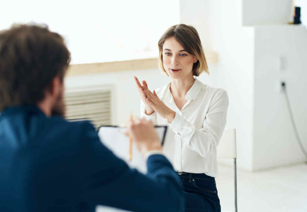 Séance de coaching professionnel entre une consultante et un actif en reconversion.