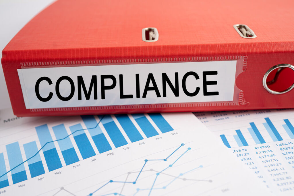 Signature d'un rapport de conformité par un Compliance Officer pour valider la sécurité juridique d'une société.