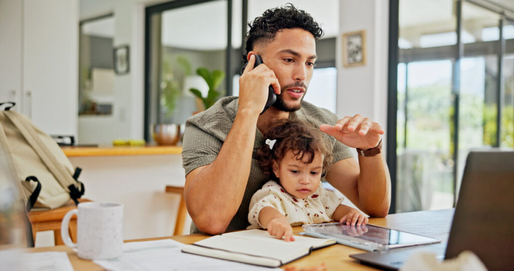 Un parent travaillant à domicile tout en gérant ses obligations familiales, illustrant le télétravail.