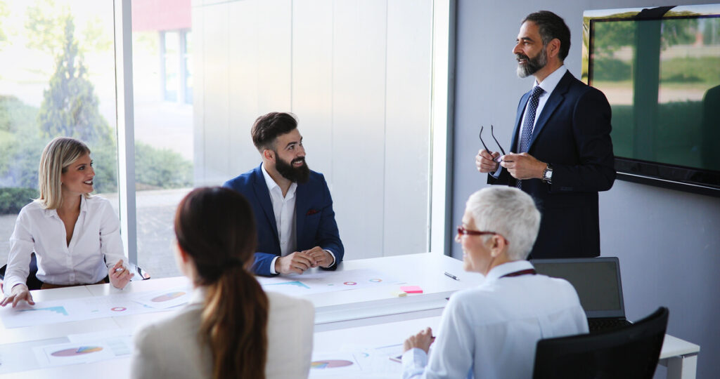 Séance de formation technique aux techniques de vente pour profils autodidactes.