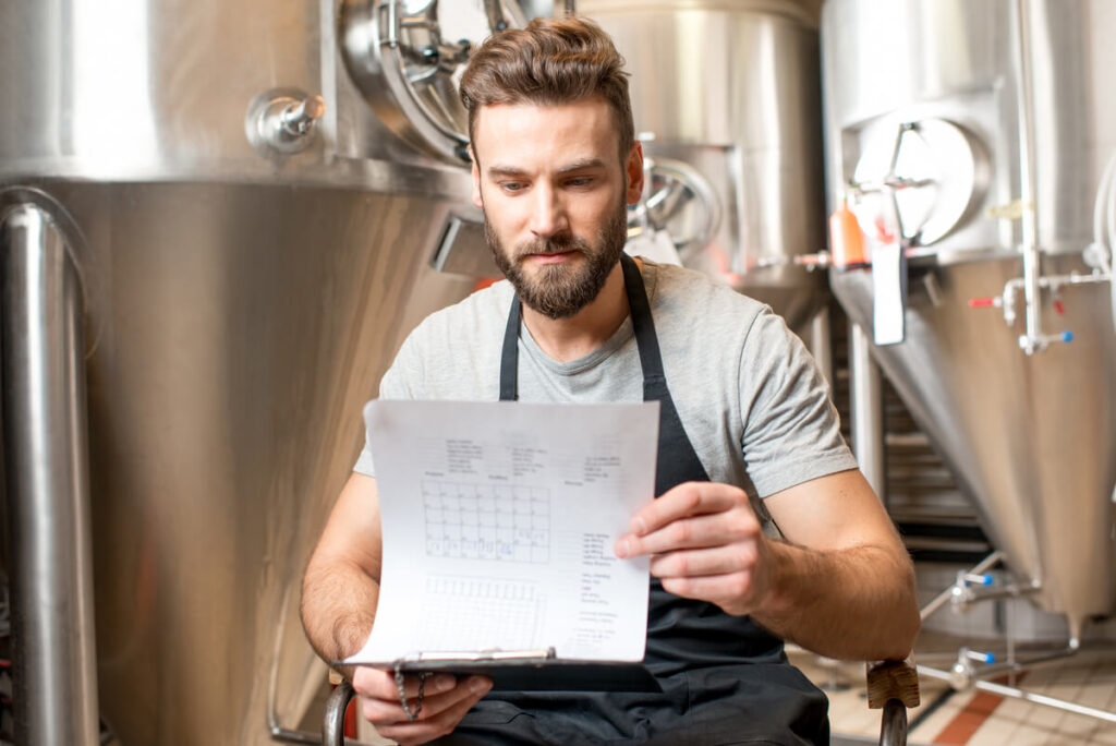 Inspecteur du travail contrôlant les plannings et les déclarations d'embauche dans les cuisines d'une brasserie
