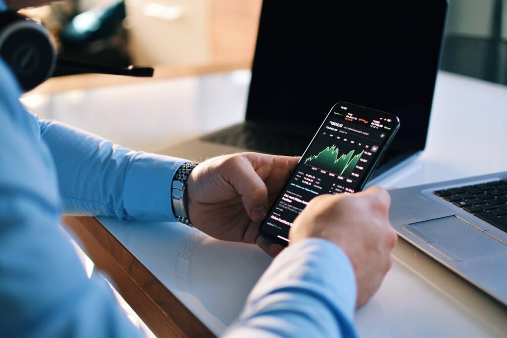 Un investisseur particulier consultant sereinement la diversification de ses ETF sur l'application mobile de son courtier.