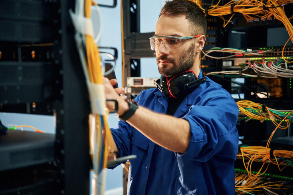 Technicien informatique assurant une maintenance en Heures Non Ouvrées (HNO).