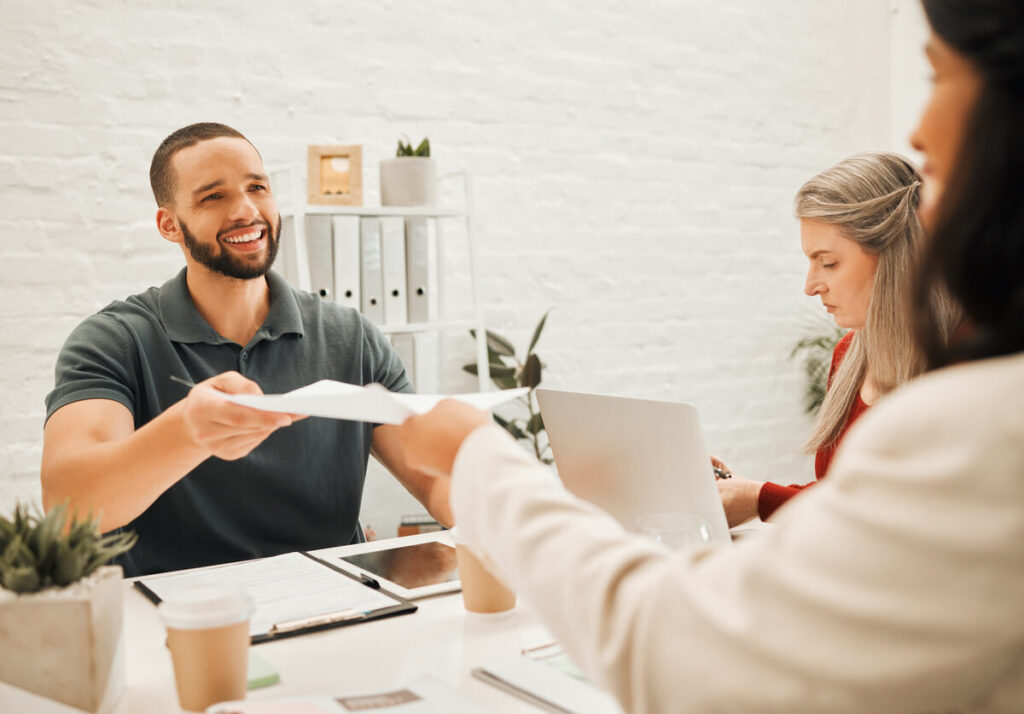 Auto-entrepreneur remettant une attestation fiscale de services à la personne à son client.