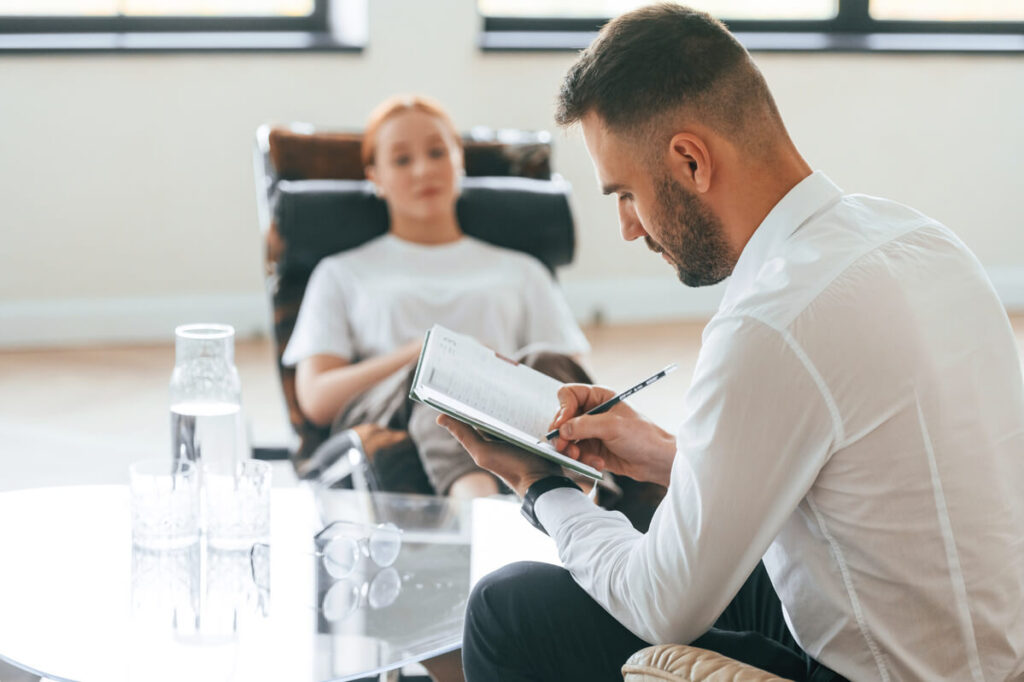 Une séance de travail entre un coach et son client pour définir des objectifs de vie.