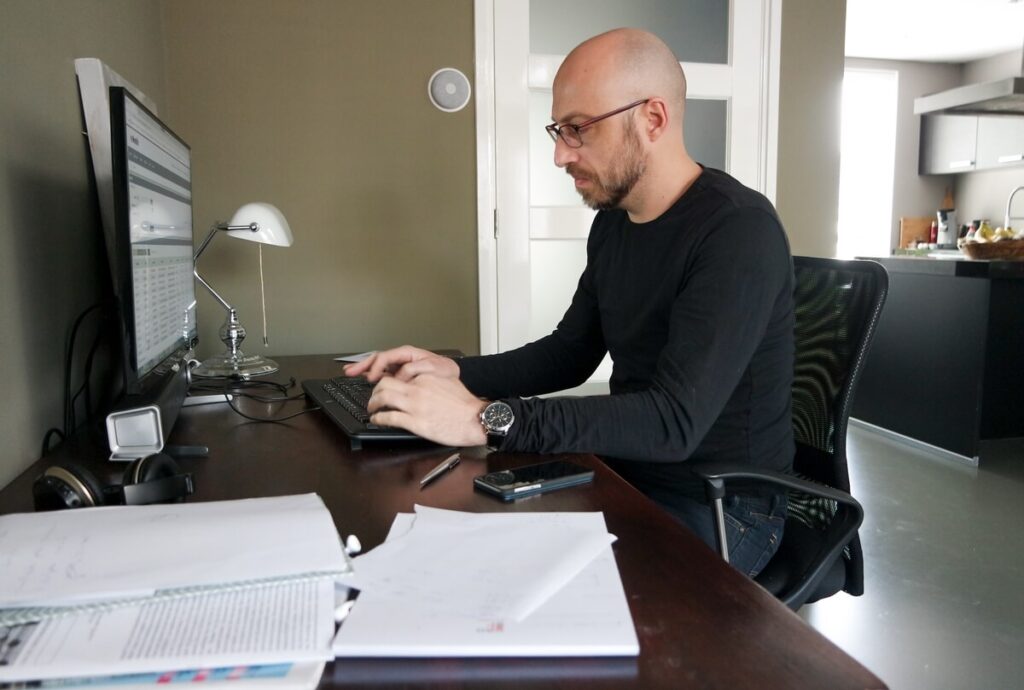 Un micro-entrepreneur gérant son activité tout en s'adaptant aux nouvelles règles du RSA.