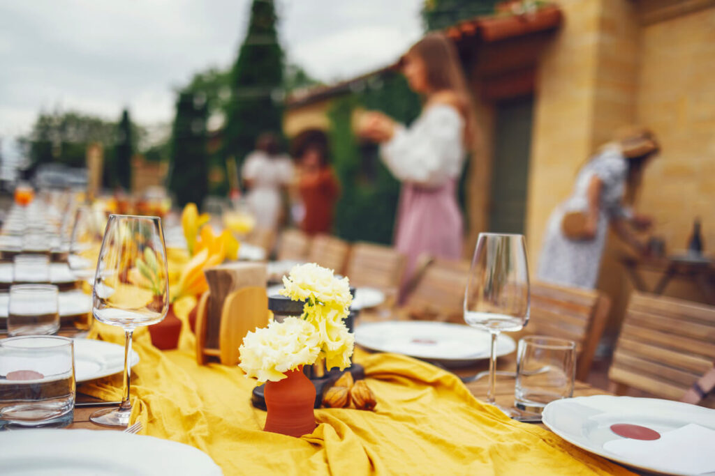 Anticiper un grand événement familial : l'astuce pour épargner sereinement 3 Une grande table de banquet décorée en extérieur pour célébrer un événement familial majeur.