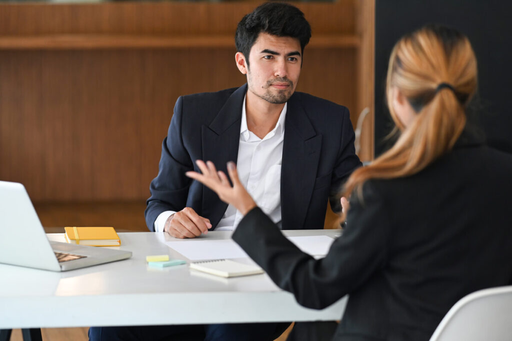 Une mise à pied sans motif valable est-elle vraiment légale ? 3 Employé assisté d'un conseiller syndical lors d'un entretien préalable à sanction disciplinaire