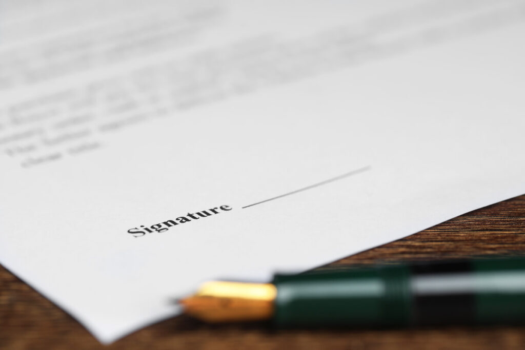 Signature d'un document de rupture conventionnelle entre un employeur et un employé