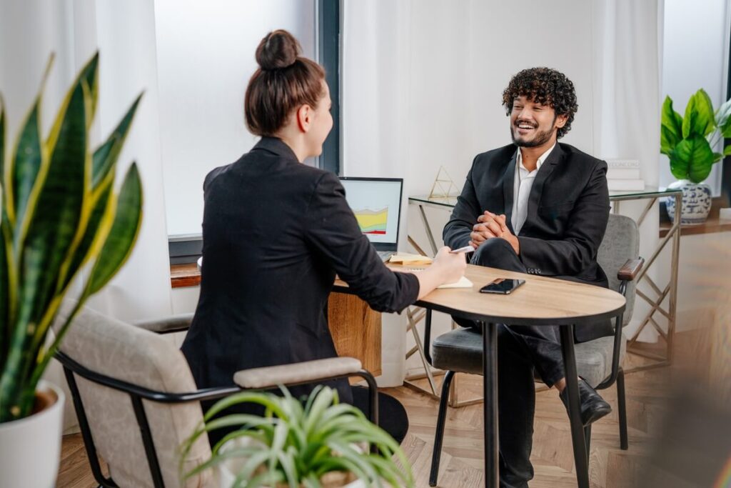 Un agent commercial en rendez-vous client, illustrant la réussite basée sur l'expérience terrain.