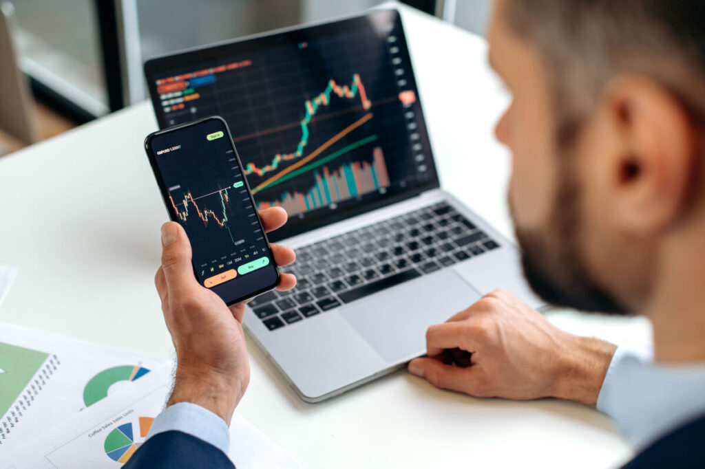 Un investisseur particulier consultant sereinement la diversification de ses ETF sur l'application mobile de son courtier.
