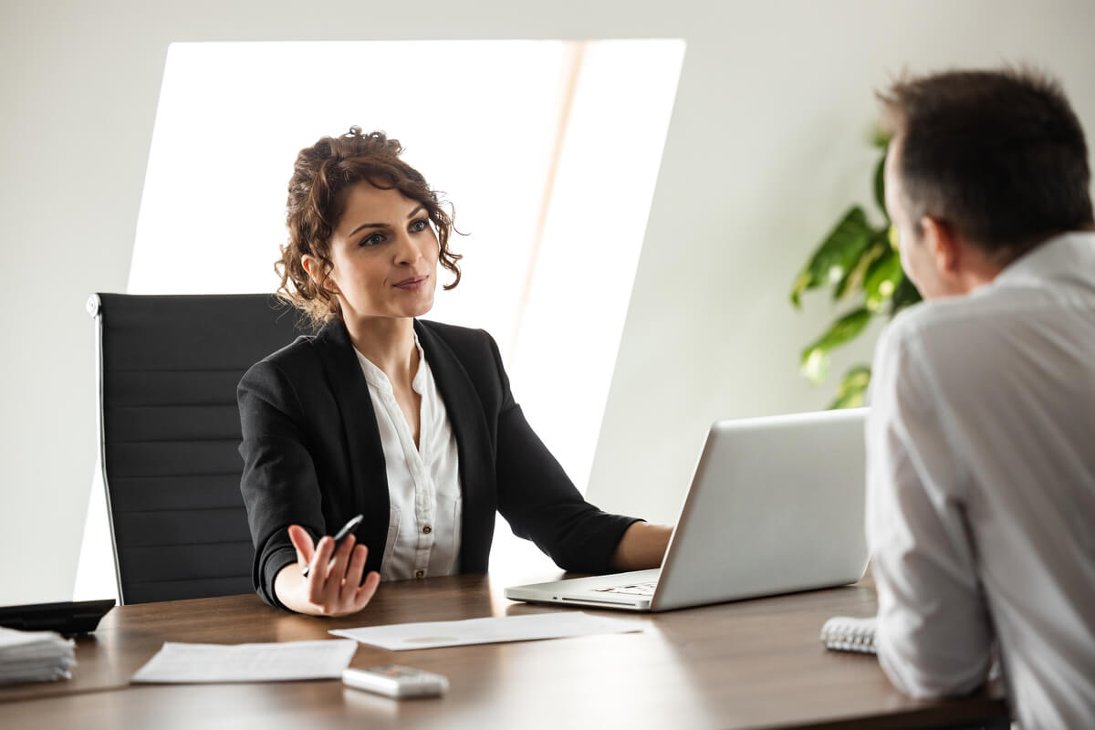 Demandeur d'emploi en entretien avec un responsable RH pour discuter de l'interruption de sa formation POEI