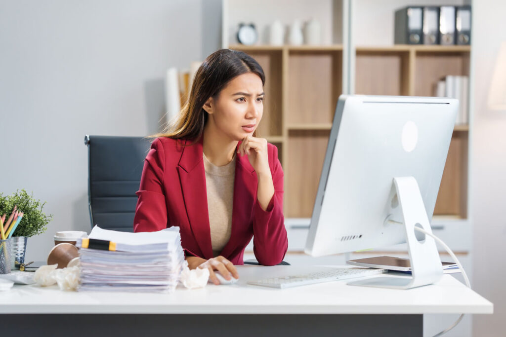 Que faire si mon travail ne correspond pas à ma qualification ? 2 Salarié cadre démoralisé devant son ordinateur, réalisant des tâches administratives basiques