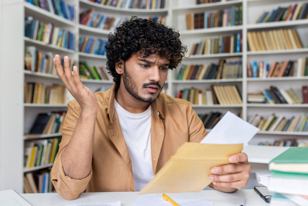 Une mise à pied sans motif valable est-elle vraiment légale ? 2 Salarié inquiet lisant un courrier recommandé lui notifiant une mise à pied disciplinaire dénuée d'explications