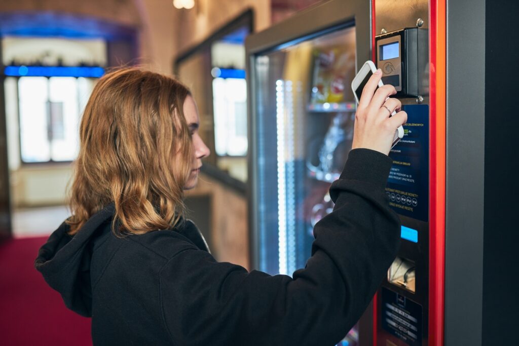 distributeur automatique moderne dans une zone de fort passage.
