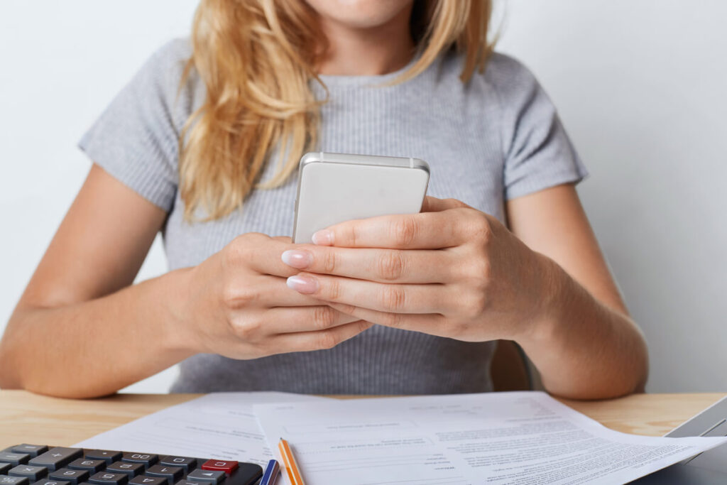 Consultation du solde d'un livret d'épargne réglementé sur l'écran d'un smartphone.