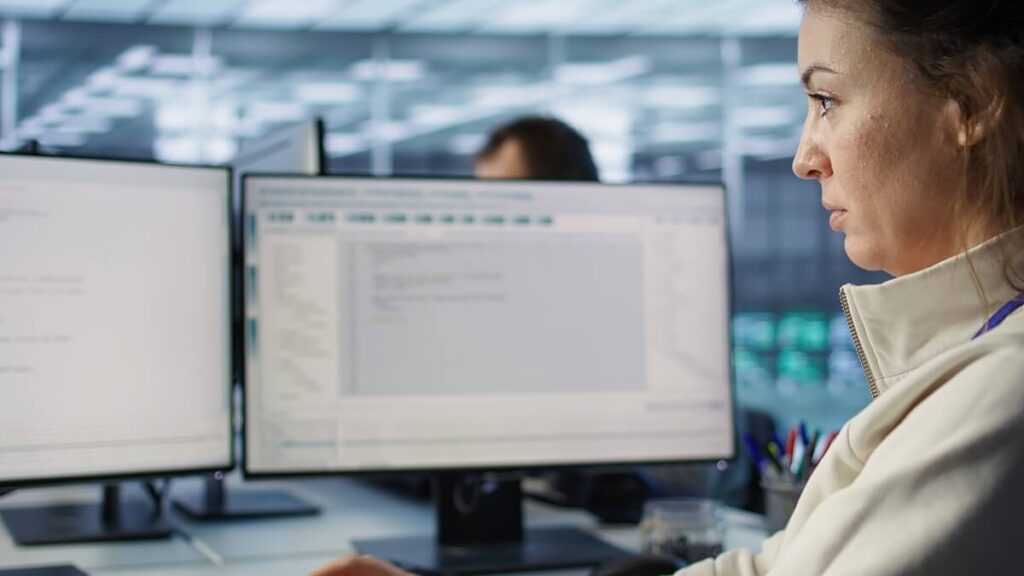 Délai pour obtenir une copie de chèque : comment faire la demande ? 3 Des serveurs informatiques assurant le stockage numérique des images de chèques numérisés par le système interbancaire.