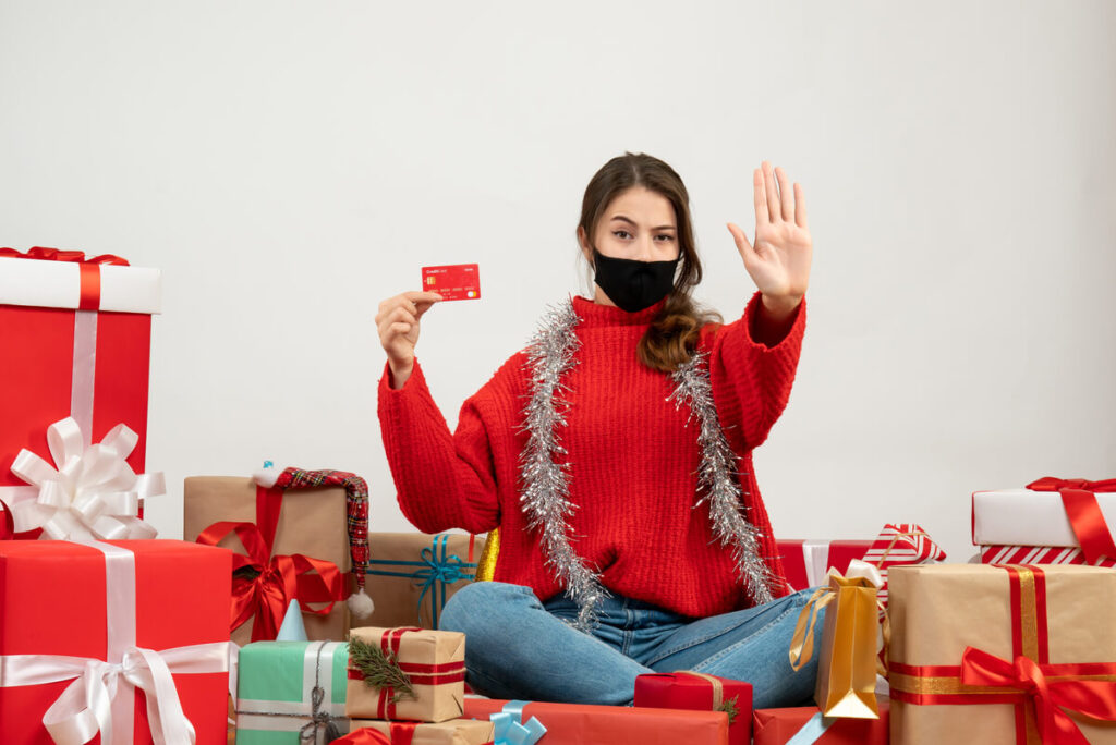 Carte cadeau périmée : quels recours pour se faire rembourser ? 2 Une personne présentant une carte cadeau au comptoir d'un magasin pour vérifier sa validité.