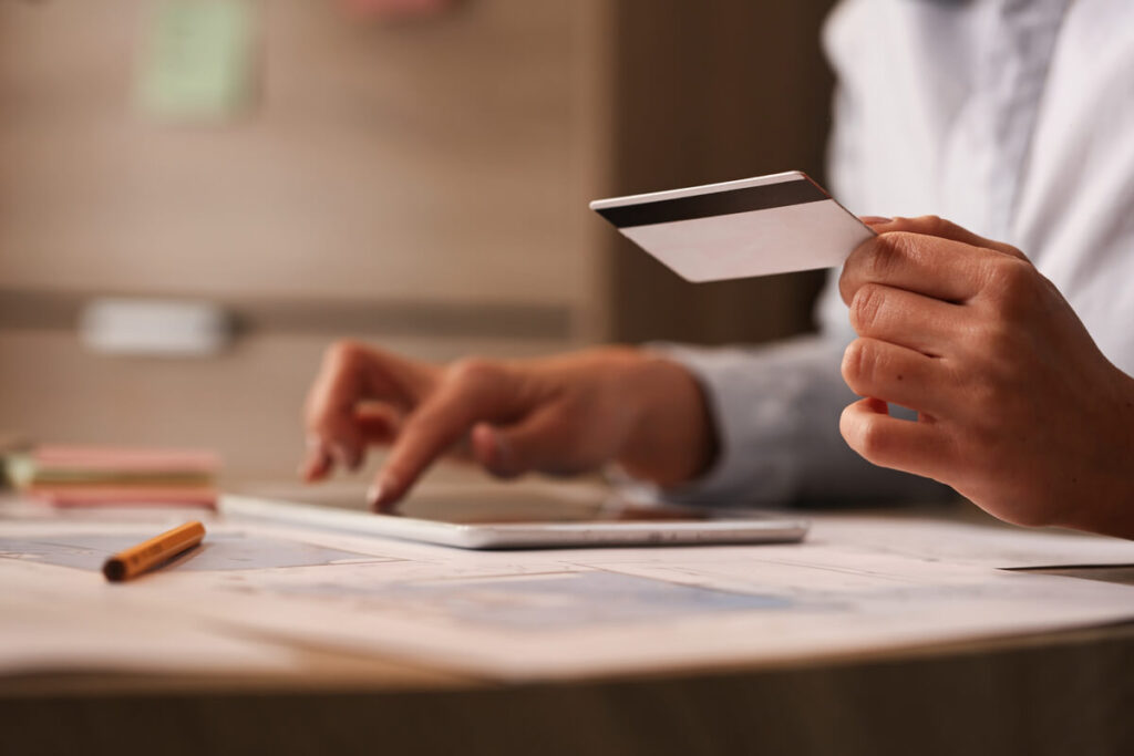 Une carte bancaire posée sur un chéquier à côté d'un relevé de compte de dépôt à vue.