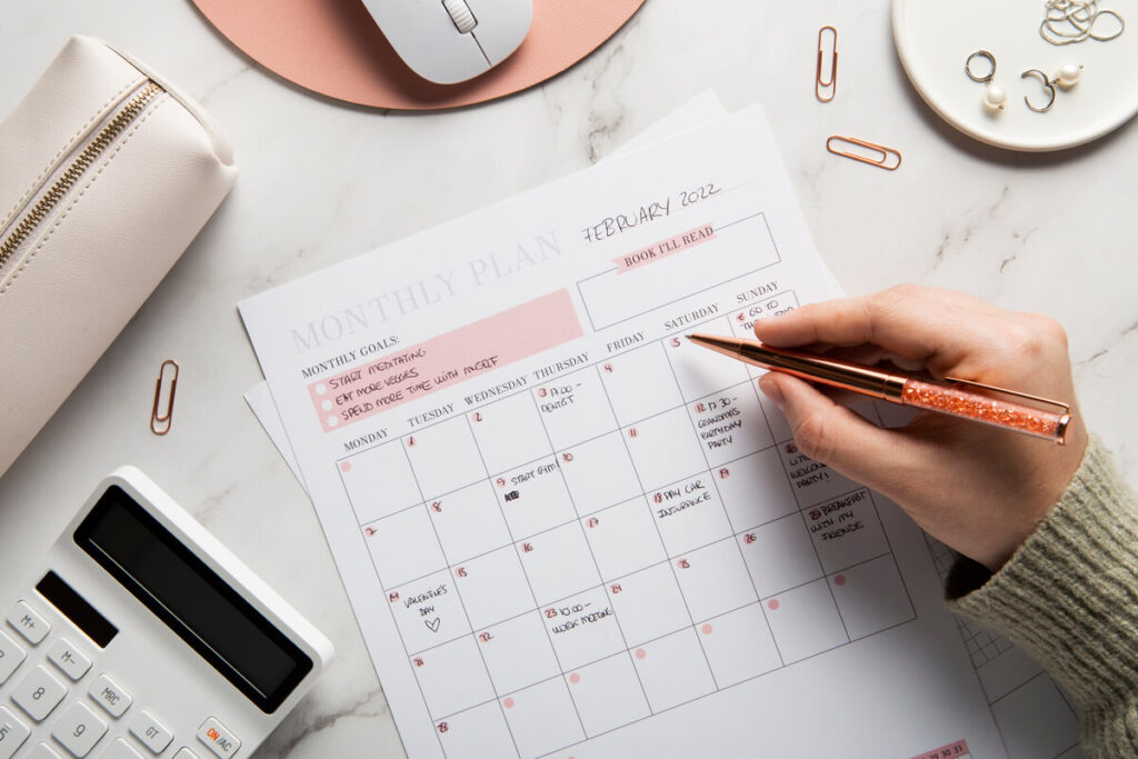 Un responsable des ressources humaines consultant un calendrier civil pour calculer les délais de prescription d'une faute.Un responsable des ressources humaines consultant un calendrier civil pour calculer les délais de prescription d'une faute.