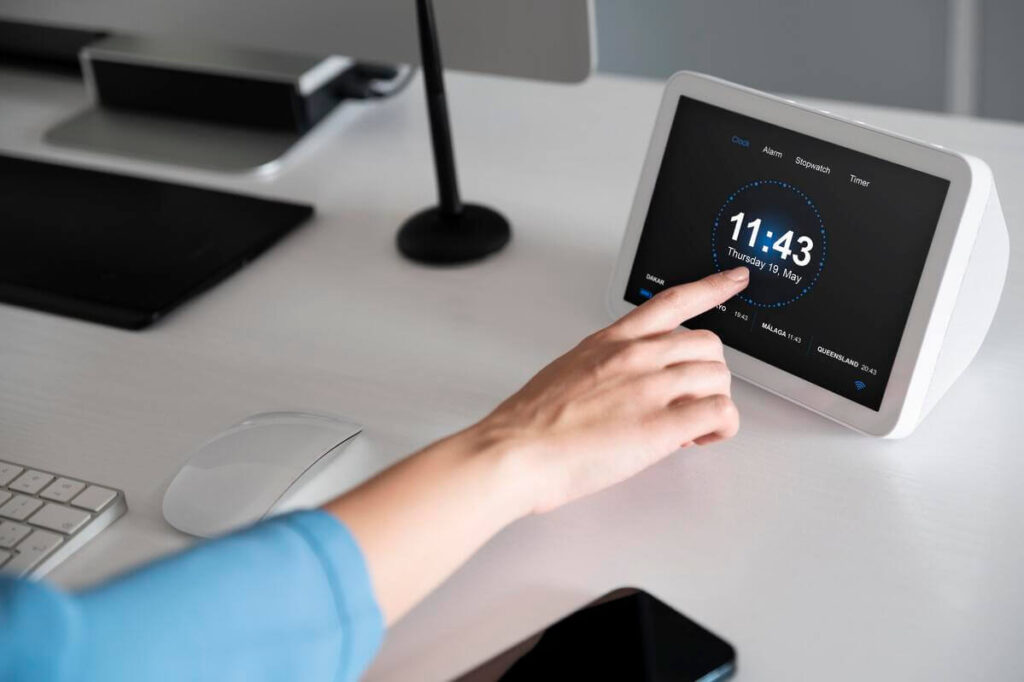 Un salarié utilisant un badge électronique sur une pointeuse horaire professionnelle Horoquartz à l'entrée d'une entreprise.Un salarié utilisant un badge électronique sur une pointeuse horaire professionnelle Horoquartz à l'entrée d'une entreprise.