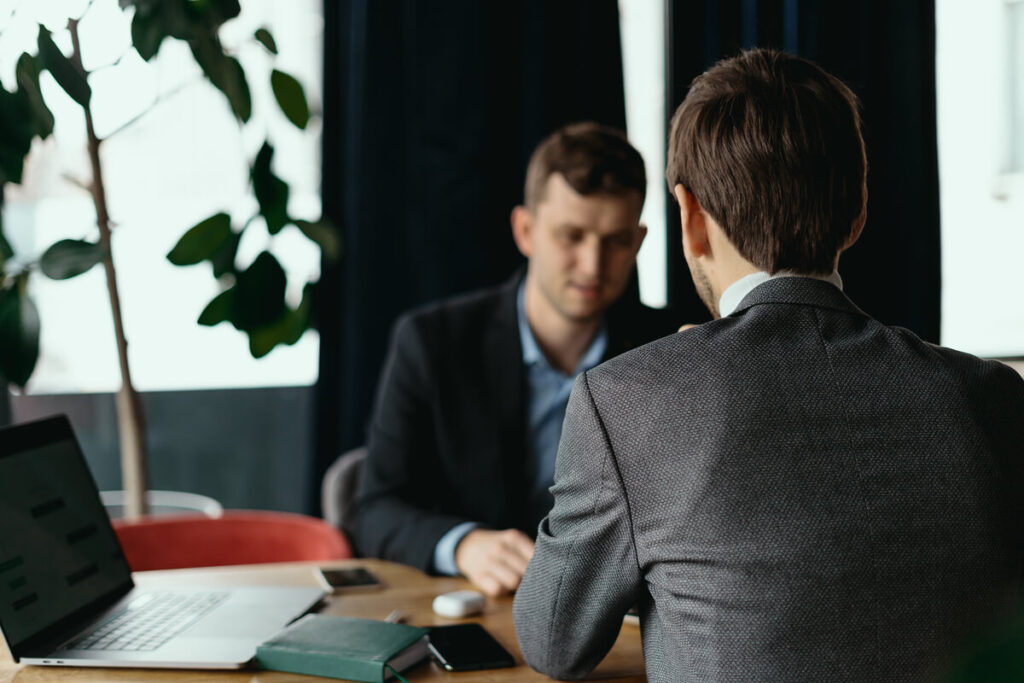 Entretien professionnel confidentiel avec la direction des ressources humaines au sujet d'un comportement abusif en entreprise.