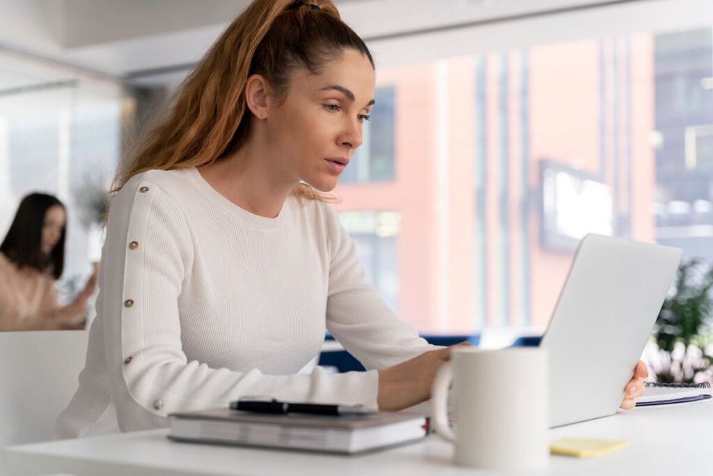 Une personne ouvrant son espace personnel France Travail et lisant une notification de contrôle.