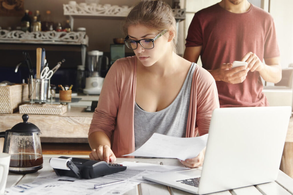 Impôt proportionnel : définition, fonctionnement et différences fiscales 3 Un citoyen remplissant sa déclaration de revenus en ligne sur un ordinateur portable.