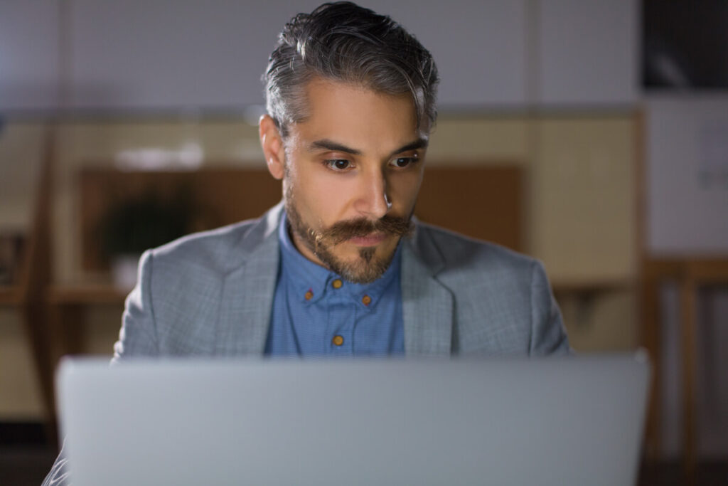 Un particulier employeur connectant son profil sur le portail en ligne officiel du CESU de l'Urssaf.