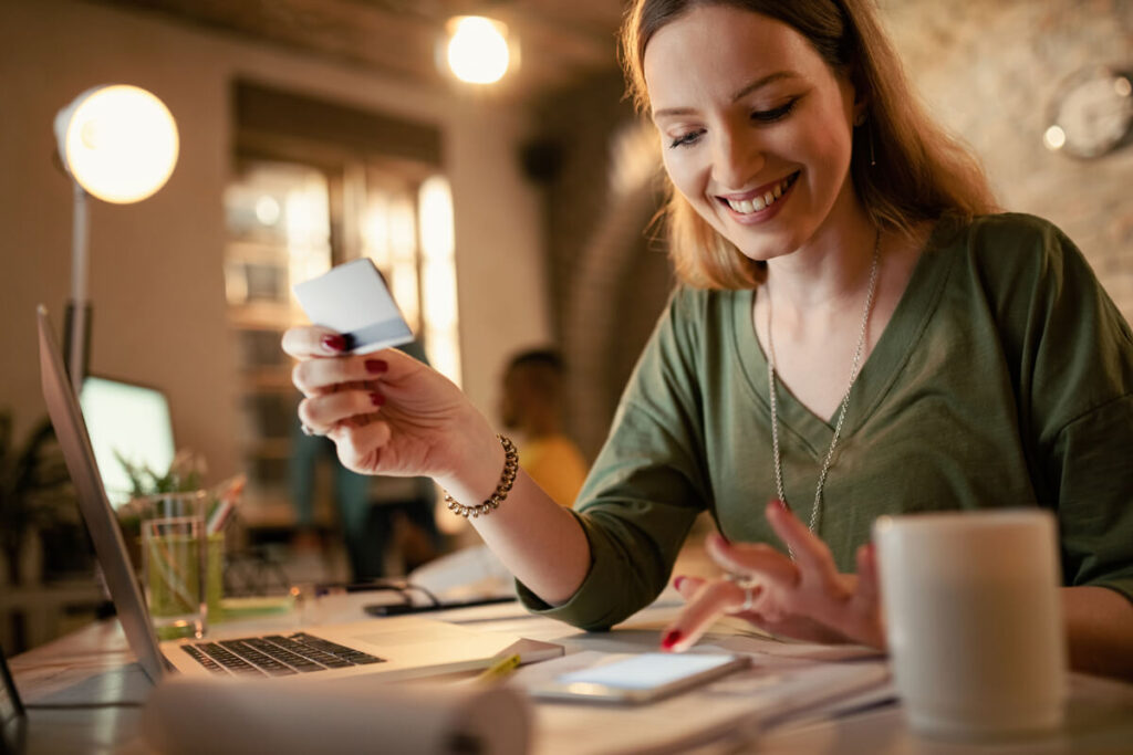 Délai pour obtenir une copie de chèque : comment faire la demande ? 2 Une cliente remplissant un formulaire de réclamation sur l'application bancaire de son smartphone pour retrouver un paiement.