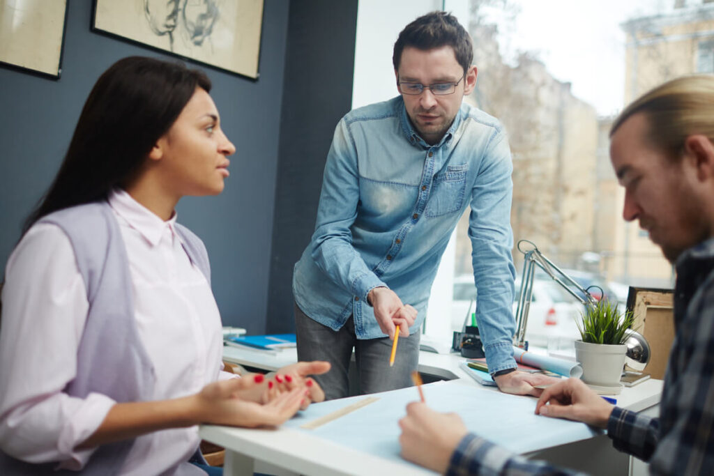 Une réunion de négociation professionnelle entre une collaboratrice et son responsable des ressources humaines.