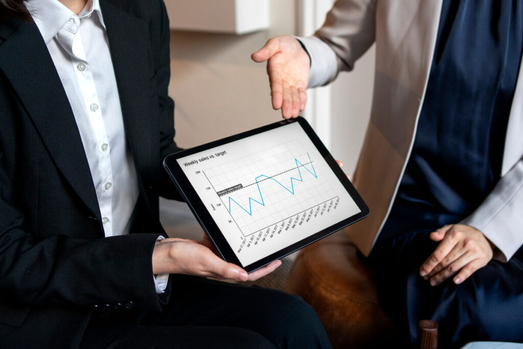 Un épargnant analysant un graphique financier à la baisse sur l'écran de sa tablette pour ajuster ses placements.